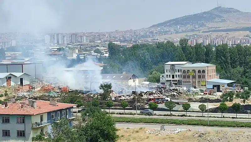 Otluk Alanda Patlak Veren Yangın, Depoyu Küller Haline Getirdi