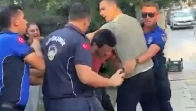 Seyyar Satıcıya Şok! Sokak Ortasında Zabıta Tarafından Sert Müdahale
