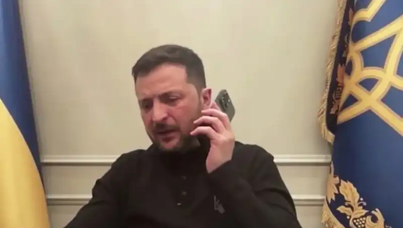 Zelenski’nin Basın Toplantısını Dikkat Çeken Bir Telefon Görüşmesi Sarsıttı