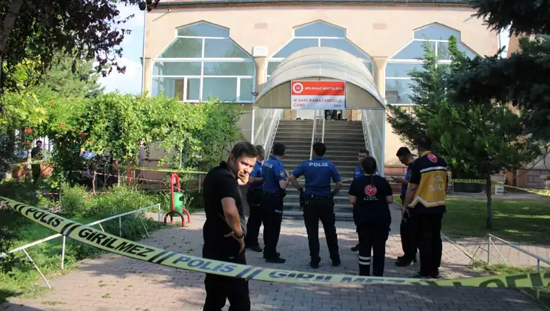 Namaz Vakti Dehşeti: Husumetlisini Boğazından Vurarak Hayatına Son Verdi