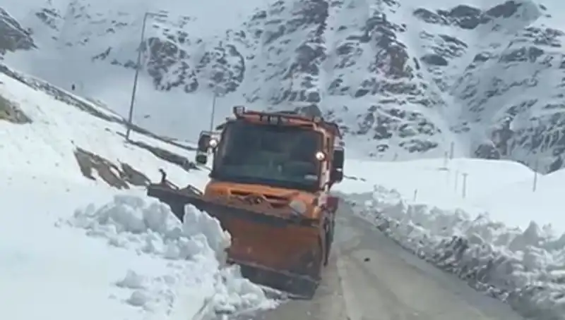 Karın Kapattığı Yolu Yeniden Açmak İçin Sadece Bir Hafta Yeterli Oldu