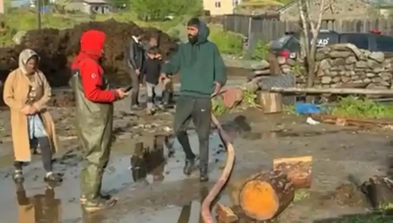 Ardahan'da Sağanak Yağış Hayatı Felç Etti: Sele Dönüşen Yağmur