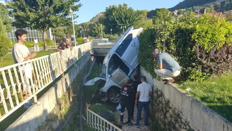 Muğla'da Direksiyon Kıran Sürücü Kazadan Kılpayı Kurtuldu