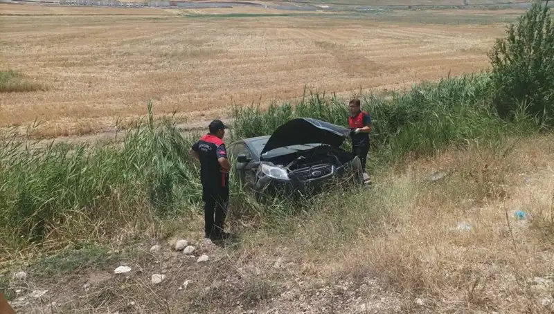 Otomobil Şarampole Uçtu: İki Kişi Yaralandı, Kazanın Sebepleri Araştırılıyor