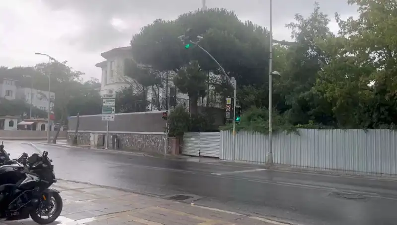 İstanbul’u Vuran Sağanak: Sokaklar Göle Döndü, Hayat Durma Noktasına Geldi