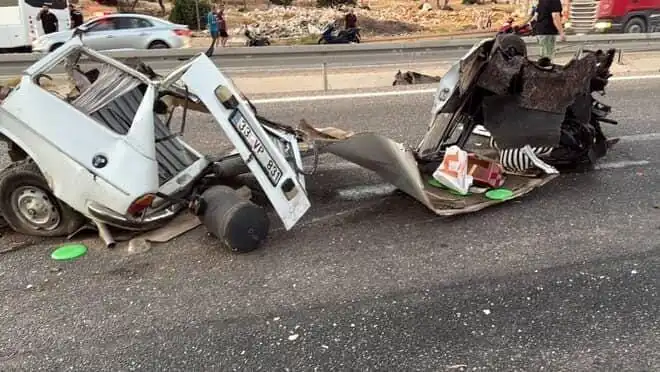 Bariyere Çarpan Araç Hurdaya Döndü: Korkunç Kaza Sonrası Bir Ölü, Bir Yaralı