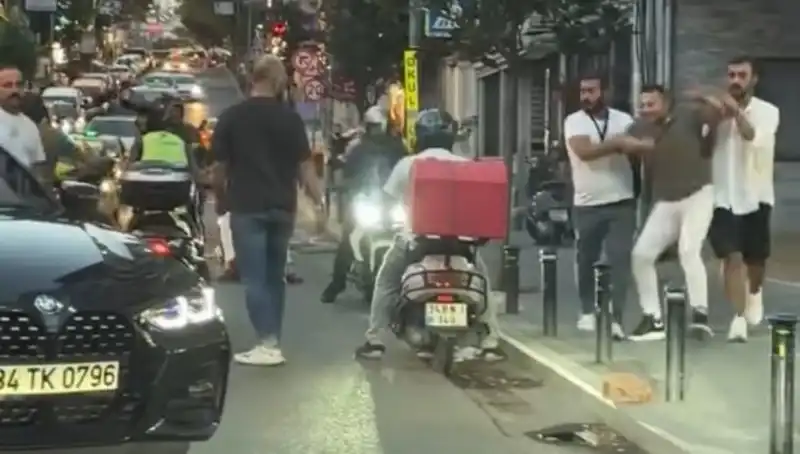 Nişantaşı'nda Yol Verme Kavgası: Sopayla Kadın Üzerine Yürüyen Adam Gözaltında