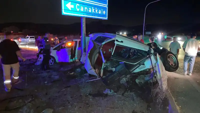 Çanakkale'de Trafik Kazası: İki Otomobil Çarpıştı, Yaralılar Hastanede!