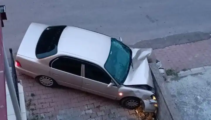 Kontrolü Kaybeden Araç Duvara Çarptı: Kaza Anı Kameralara Yansıdı