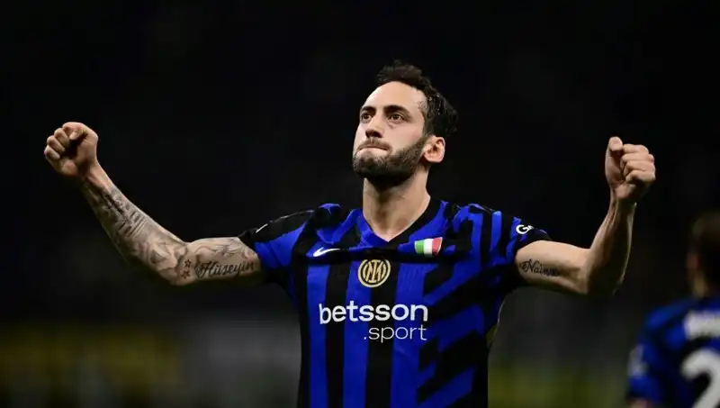 Hakan Çalhanoğlu Tatilde, Inter Kampını Bekliyor: Menajeriyle İstanbul'da Ne Konuştu?