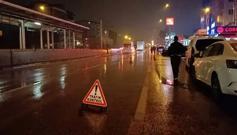 Bursa'da Kaza Sonrası Polislere Saldırdı: Kamyonet Güvenlik Önlemi Alan Polislere Çarptı