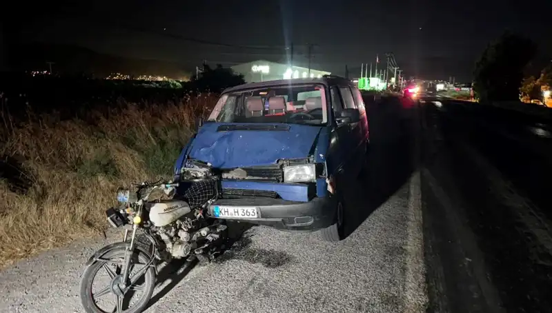 Söke'de Korkunç Kaza: Minibüs Motosiklete Çarptı, Üç Kişi Yaralandı